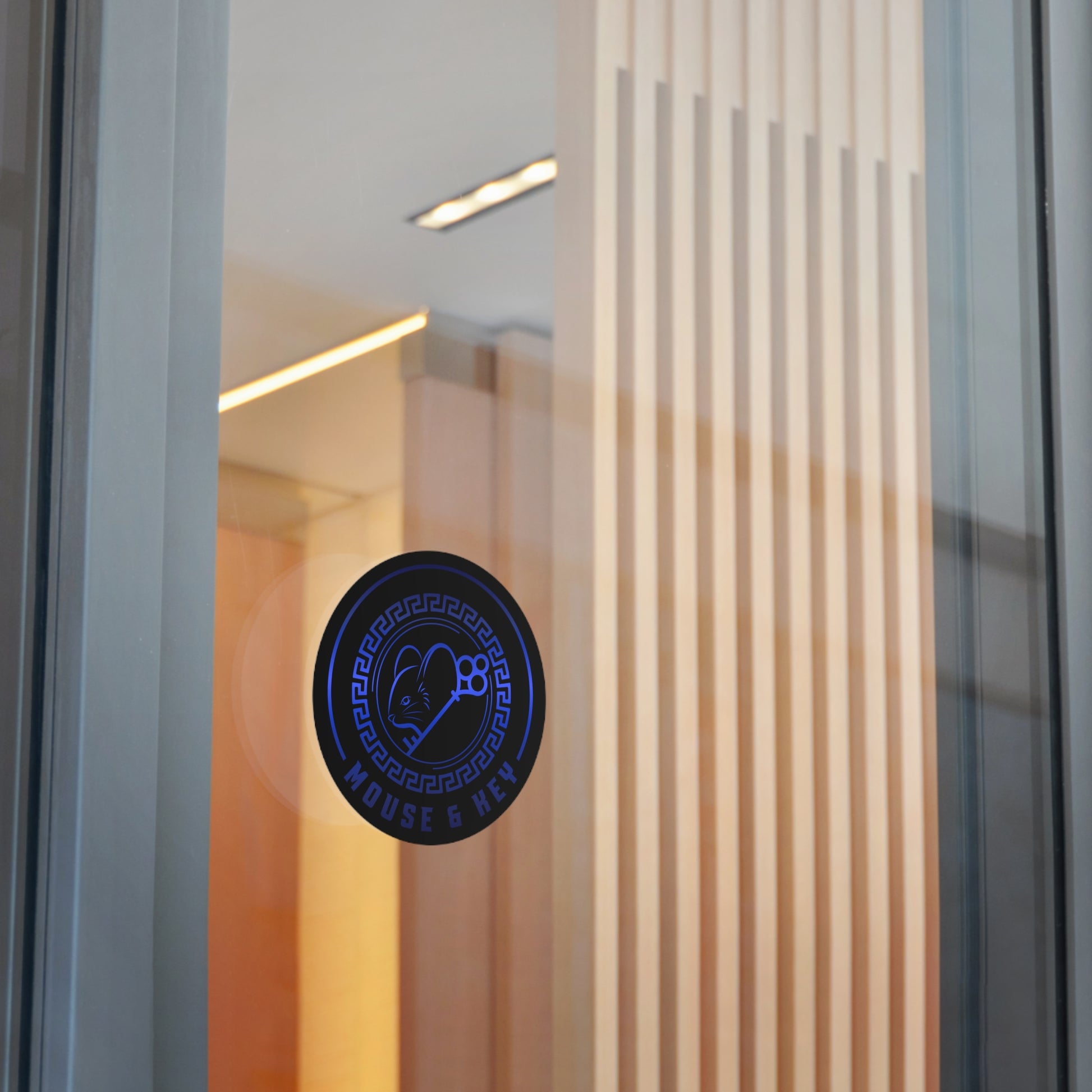 Autocollant rond en vinyle souris et clé — Emblème bleu