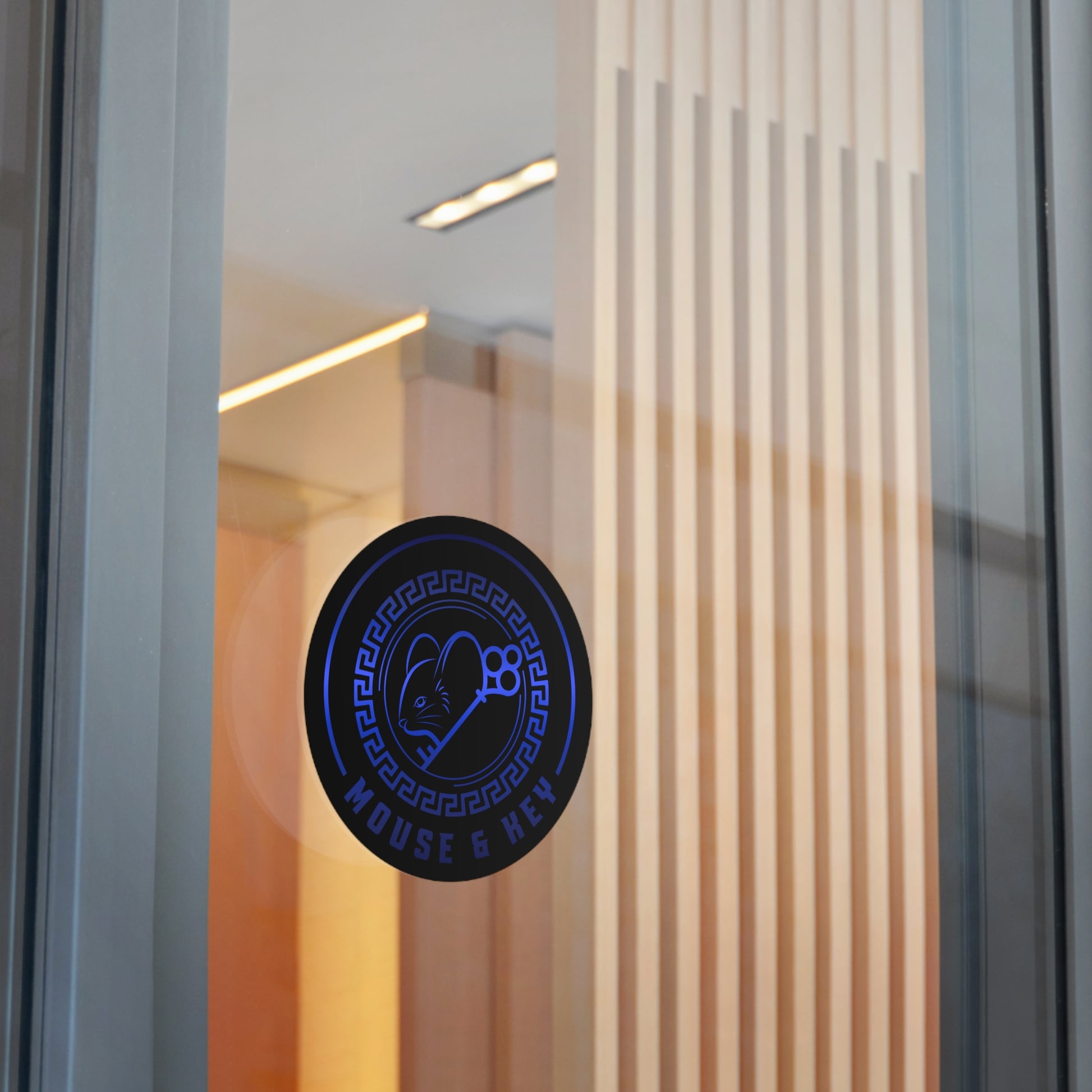 Autocollant rond en vinyle souris et clé — Emblème bleu